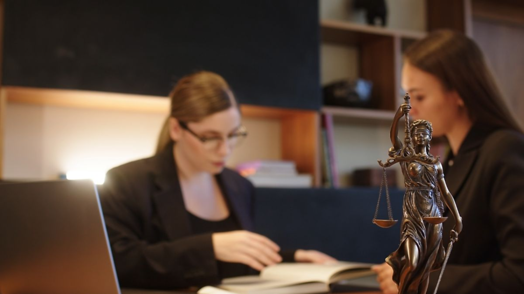 Differences Between a Lawyer and an Attorney